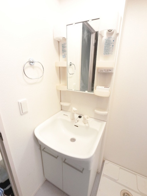 洗面設備　シャワーヘッド付き洗面台です