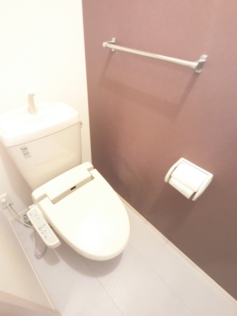 トイレ　冬でも温かく快適です。もちろん洗浄機能もついています。