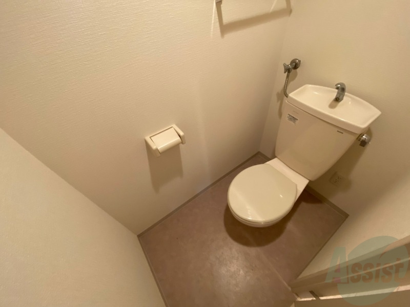 トイレ　トイレです。タオル掛けもついて便利ですね。
