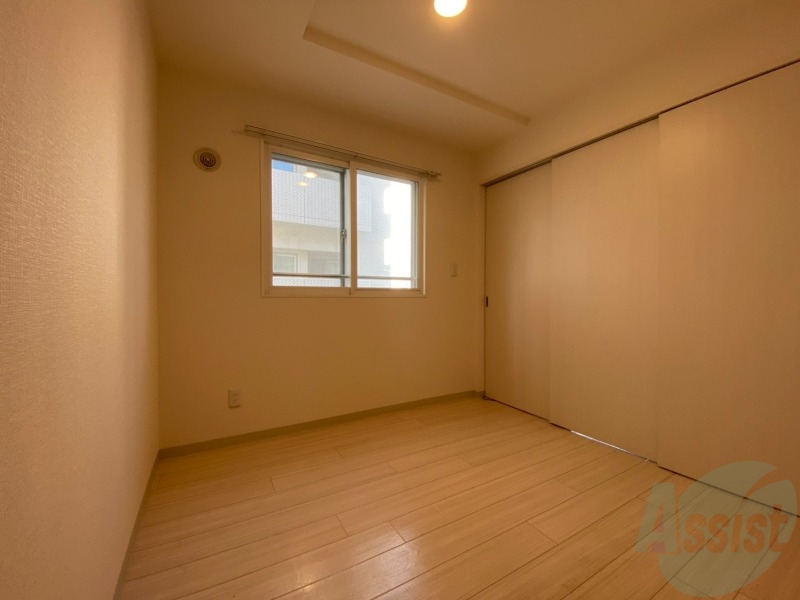 その他部屋・スペース　寝室はこちらです。光が差し込む、温かみのあるお部屋です。