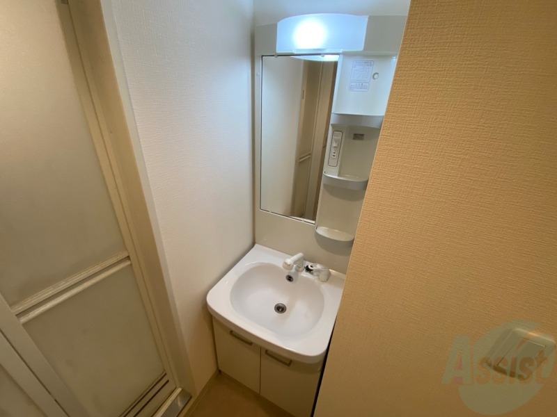 洗面設備　独立洗面台です。大きくてよいですね。シャンプーもできます。