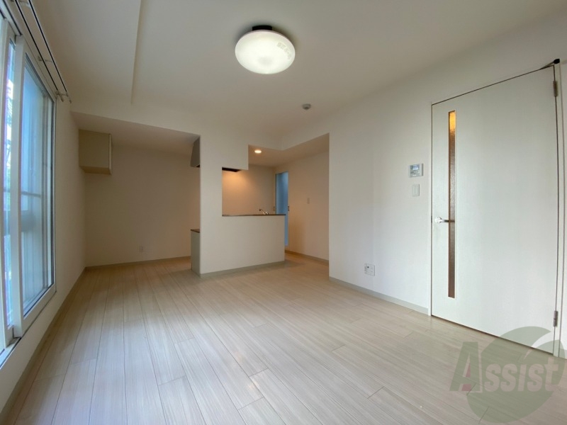 居室・リビング　リビングです。木目のフローリングが落ち着きますね。