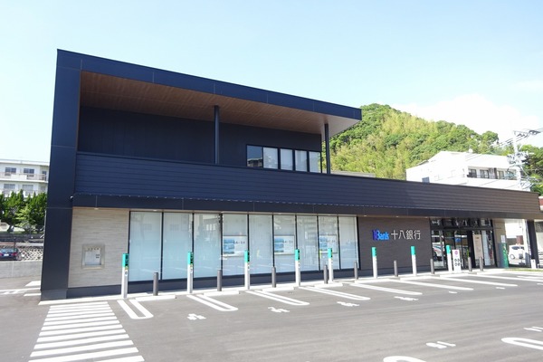 銀行　十八親和銀行滑石支店（銀行）まで585m