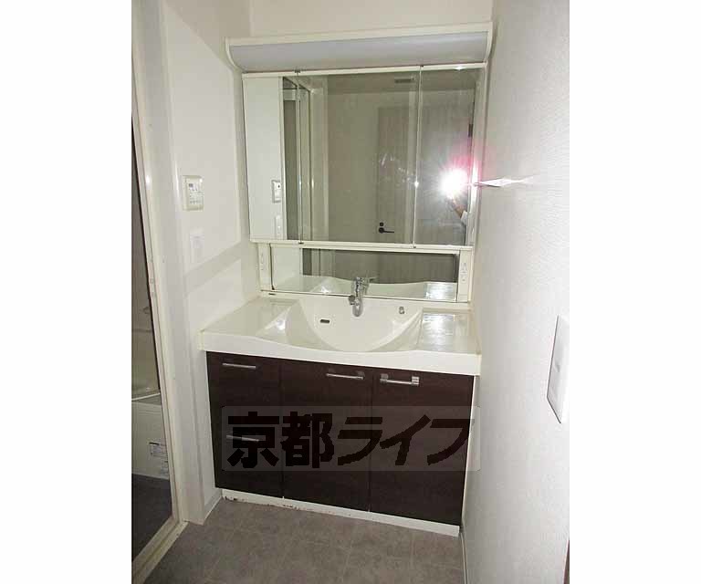 洗面設備　ワイドな洗面台です・