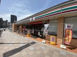 コンビニ　セブンイレブン JR放出駅西店（コンビニ）まで284m