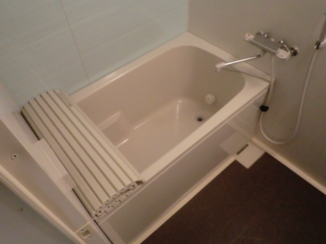 バス・シャワールーム　お風呂はオシャレな色合いです