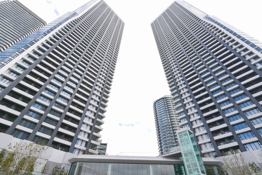 建物外観　築浅のツインタワー