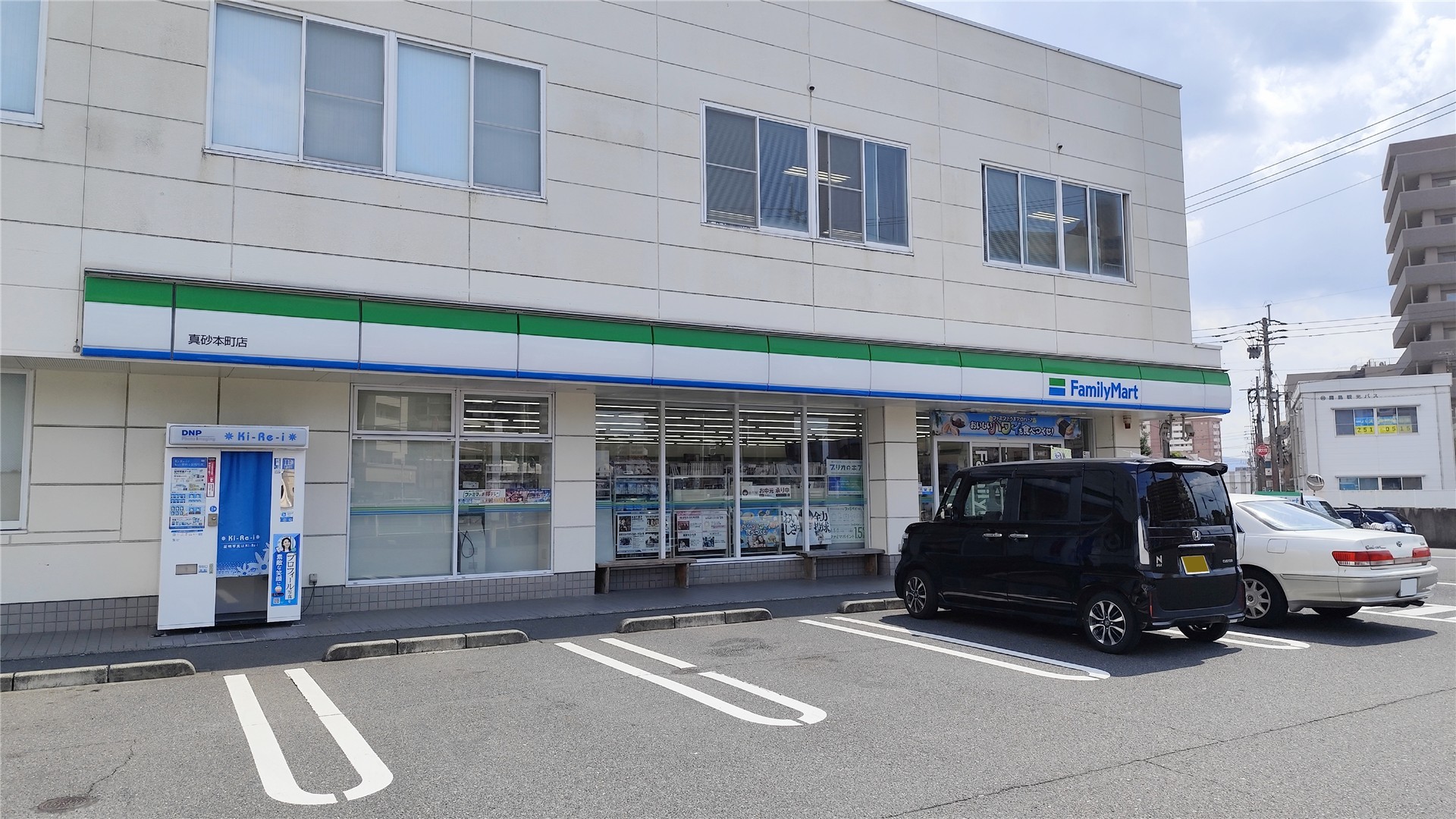 コンビニ　ファミリーマート真砂本町店（コンビニ）まで549m