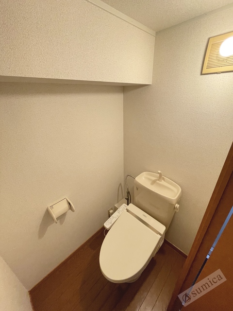 トイレ　人気アイテムの温水洗浄便座。清潔感のあるトイレです。