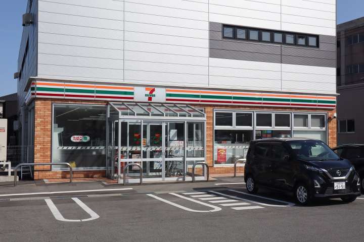 コンビニ　セブンイレブン（コンビニ）まで614m