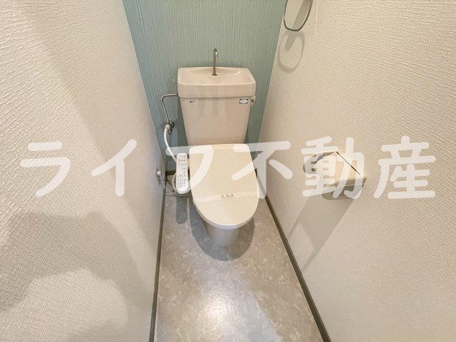 トイレ　落ち着いた色調のトイレです