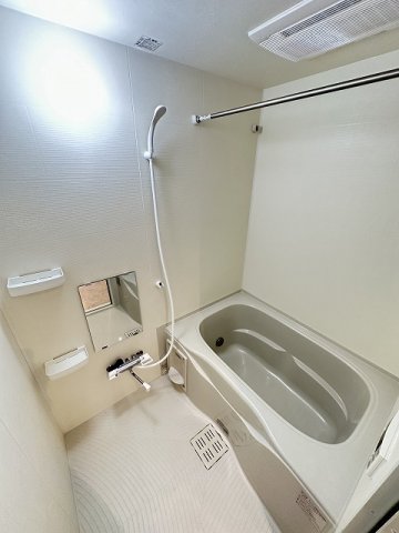 バス・シャワールーム　追い焚き機能・浴室暖房乾燥機付きバスルーム♪雨の日のお洗濯に