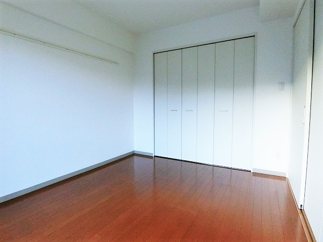 その他部屋・スペース　南西向き洋室6帖☆クローゼットがあります♪お洋服の多い方もお