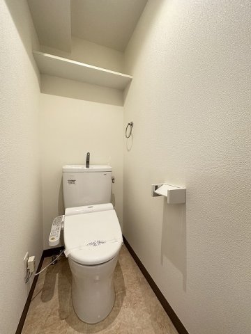 トイレ　トイレは温水洗浄便座付き♪人気のバストイレ別です♪小物を置け