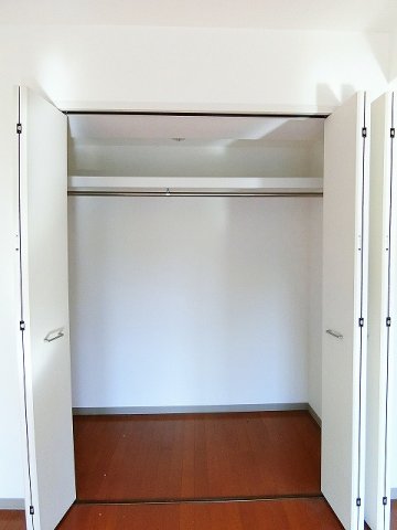 収納　南西向き洋室6帖のお部屋にあるクローゼットです♪大切なお洋服