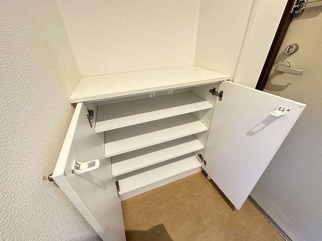 玄関　シューズボックスがあるので靴が散らからずいつでも玄関すっきり