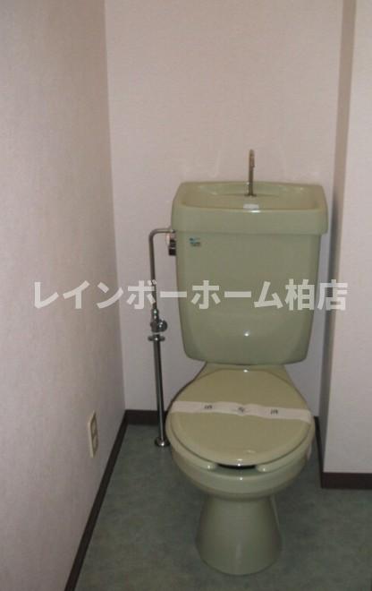 トイレ　落ち着いた色調のトイレです