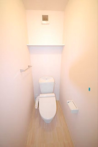 トイレ　落ち着いた色調のトイレです