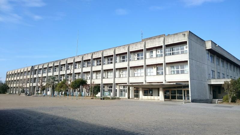小学校　君津市立周西小学校（小学校）まで663m