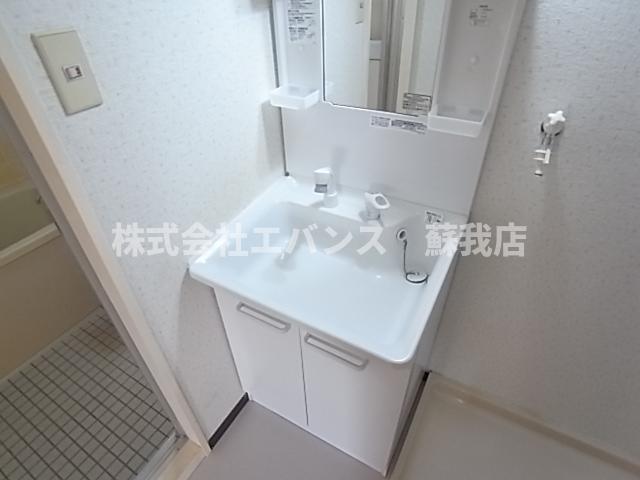 洗面設備　ゆったりとスペースのある洗面所