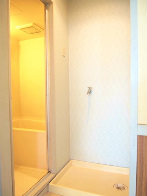 洗面設備　明るい洗面所です