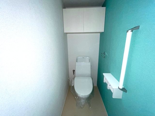 トイレ　写真は、他部屋の反転間取りです。(現況優先)