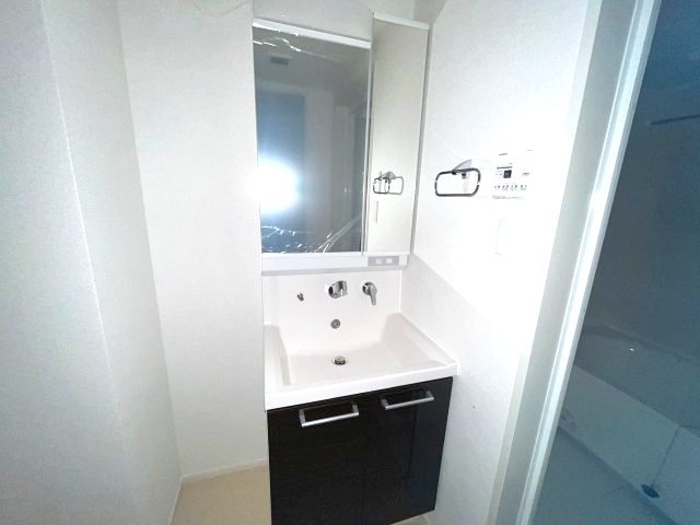洗面設備　写真は、他部屋の反転間取りです。(現況優先)