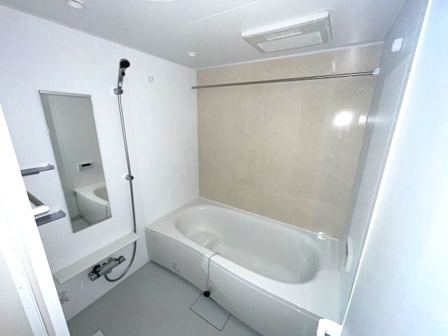 バス・シャワールーム　写真は、他部屋の反転間取りです。(現況優先)