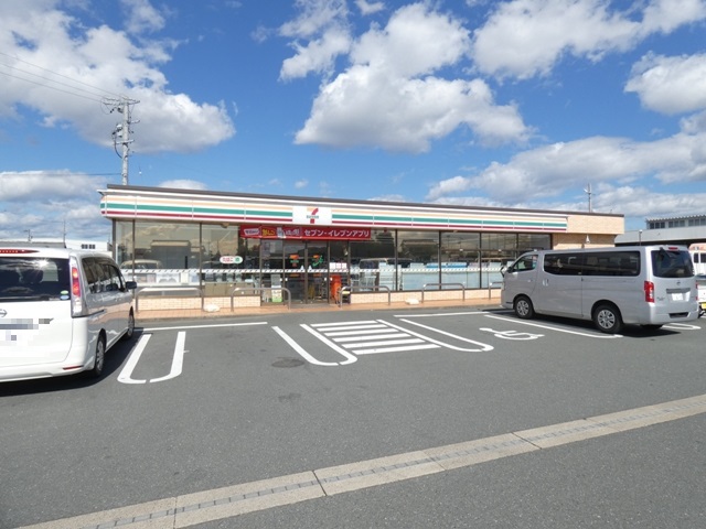 コンビニ　セブンイレブン（コンビニ）まで687m