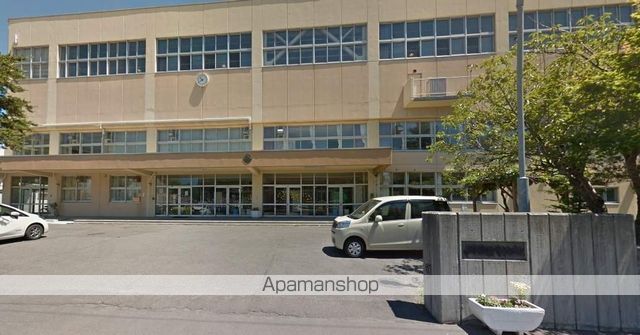 中学校　札幌市立新川中学校（中学校）まで352m