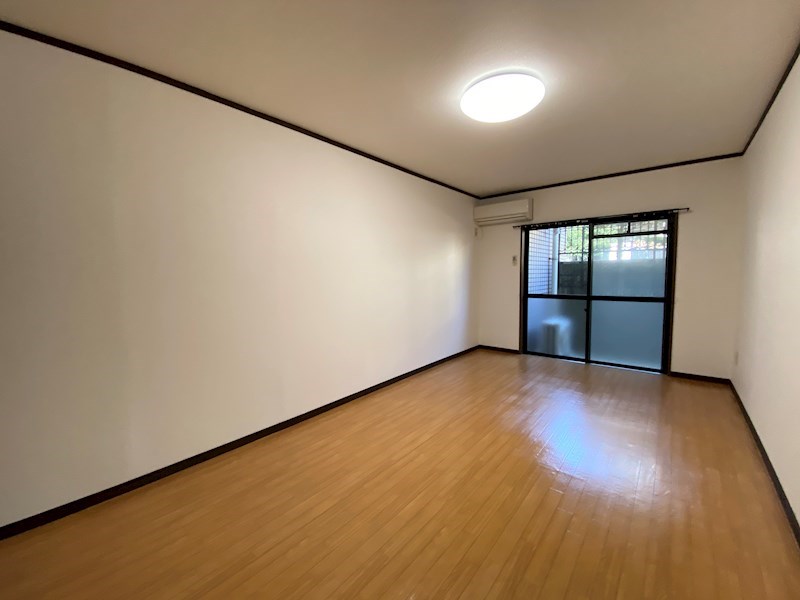 その他部屋・スペース　落ち着いた色調の寝室です