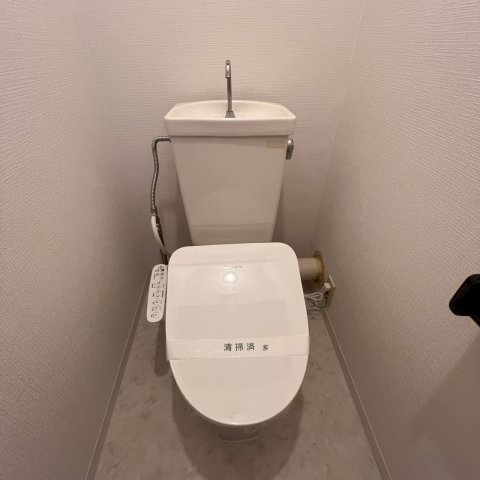 トイレ　※同間取り、別部屋のお写真になります