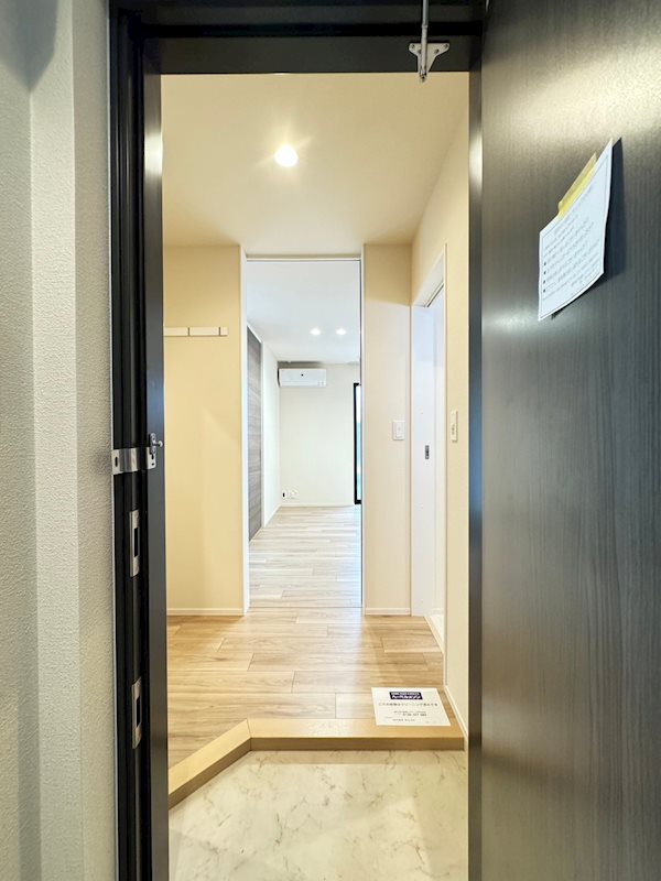 玄関　※別部屋参考写真