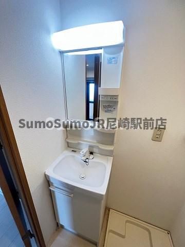 洗面設備　独立洗面台、小物を置くことができて便利です