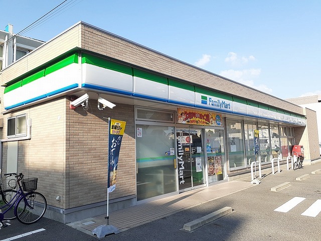 コンビニ　ファミリーマート（コンビニ）まで1300m