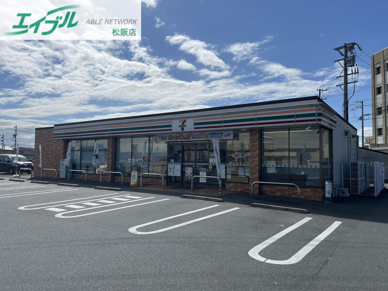 コンビニ　セブンイレブン松阪荒木町店（コンビニ）まで940m