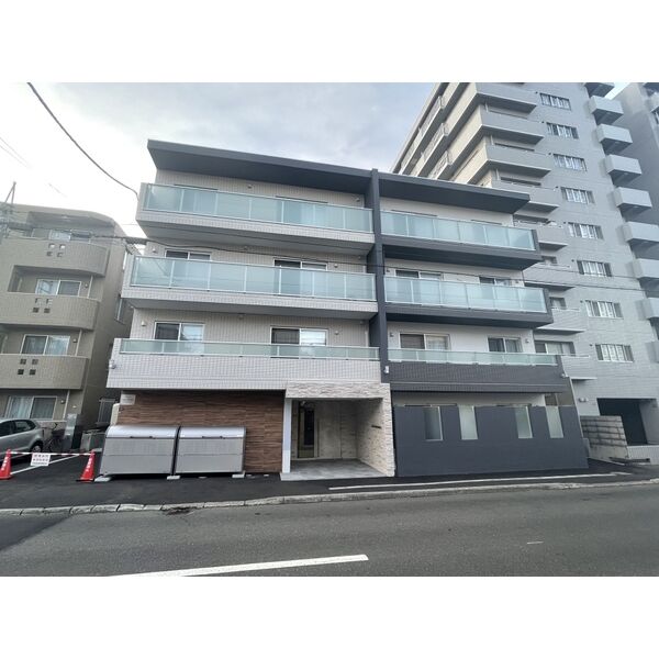 建物外観　★充実設備の築浅デザイナーズ！★スーパーやコンビニ近く好立地