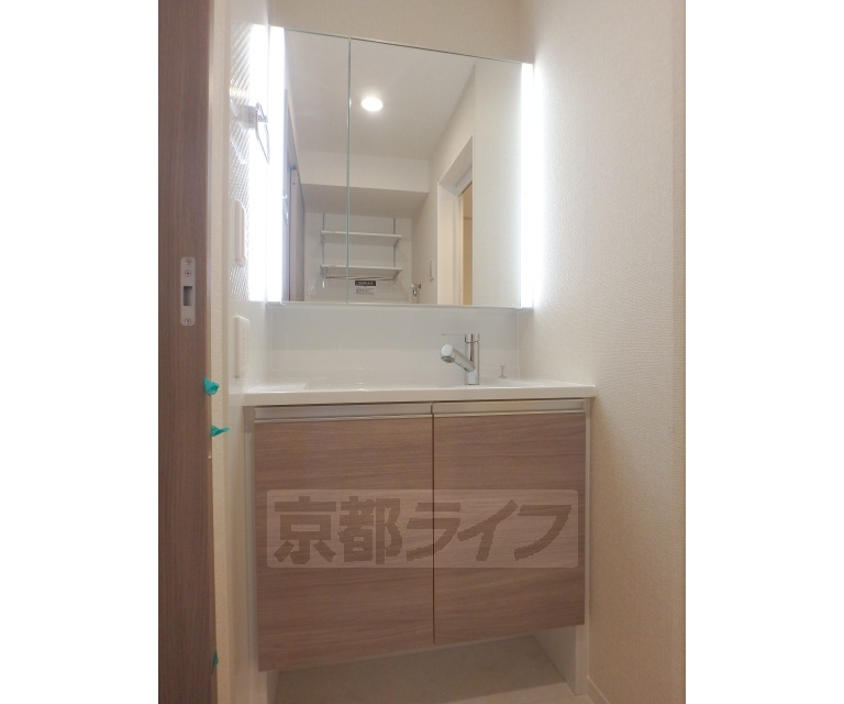 洗面設備　綺麗な洗面化粧台です。