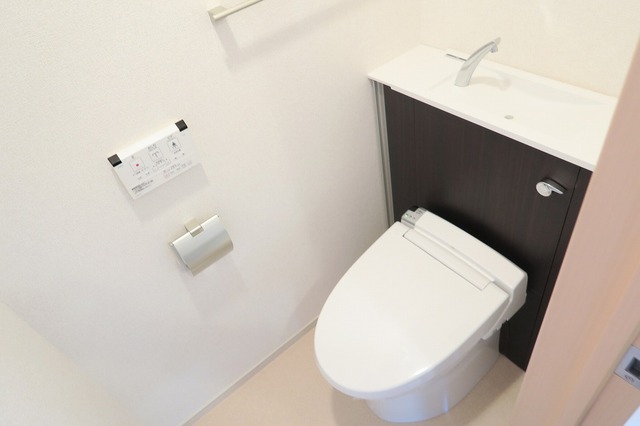 トイレ　温水洗浄便座付きのトイレです♪