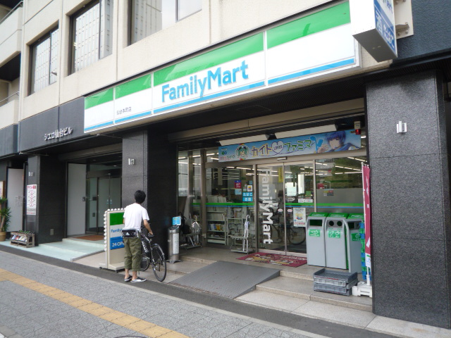 コンビニ　ファミリーマート伊藤榴岡五丁目店（コンビニ）まで597m