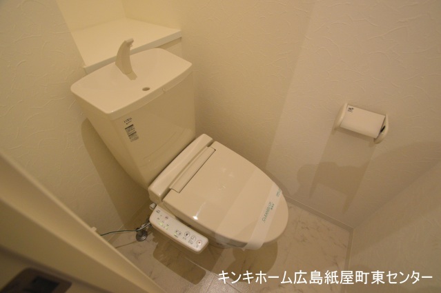 トイレ　写真は別のお部屋のものでございます
