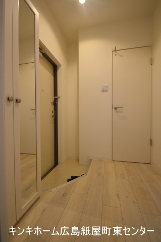玄関　写真は別のお部屋のものでございます