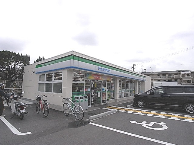 コンビニ　ファミリーマート（コンビニ）まで60m