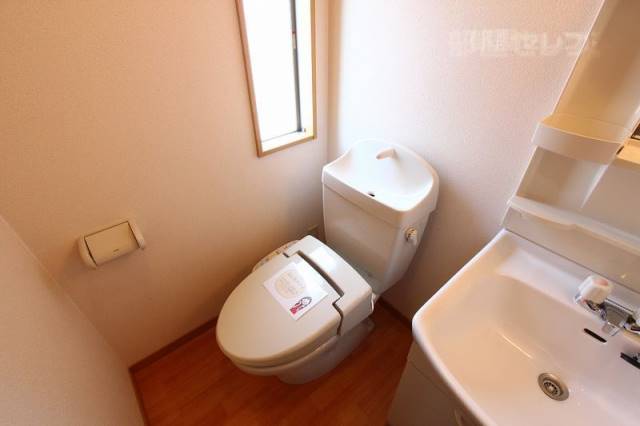 トイレ　お手洗いはウォシュレット付きです。