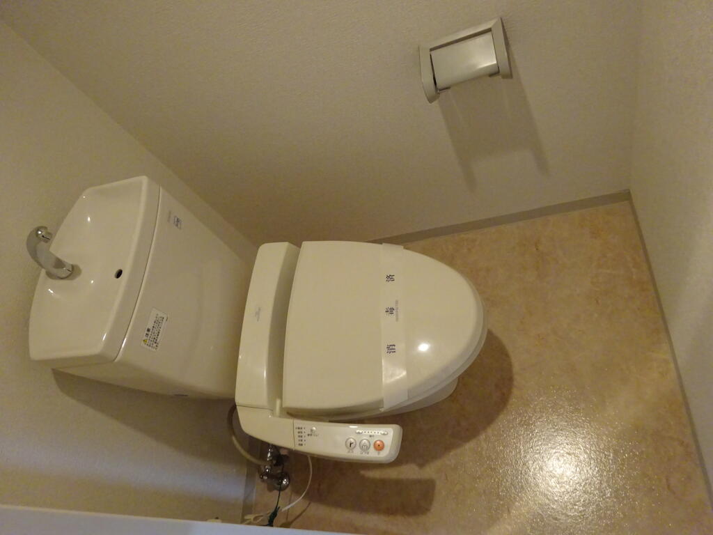 トイレ　ウォシュレットです。収納棚もございます。※別号室参考写真