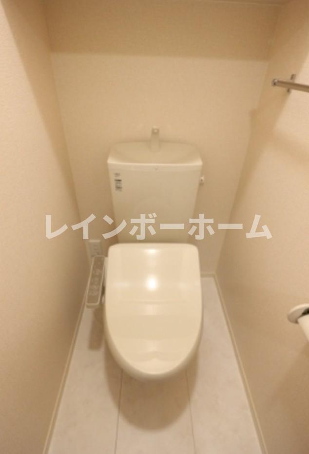 トイレ　落ち着いた色調のトイレです