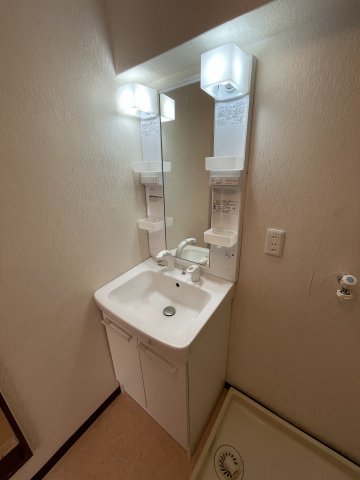 洗面設備　ゆったりとスペースのある洗面所
