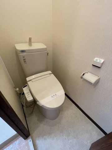 トイレ　落ち着いた色調のトイレです