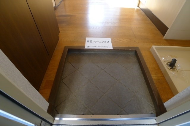 玄関　掲載写真は別室参考写真となります。