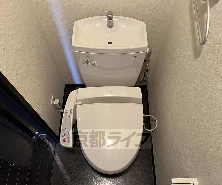 トイレ　ウォシュレット付が嬉しいですね。
